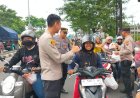 Polsek Teras dan Bhayangkari Berbagi Takjil ke Pengguna Jalan