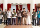Bupati Fahmi Serahkan Zakat Maal Via BAZNAS