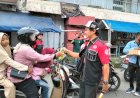 Tebarkan Berkah Ramadan, Oi Batang Bagikan Ratusan Takjil