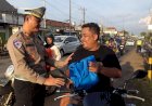 Tak Kenakan Helm, Pengendara Motor 'Disanksi' Baca Alfatihah
