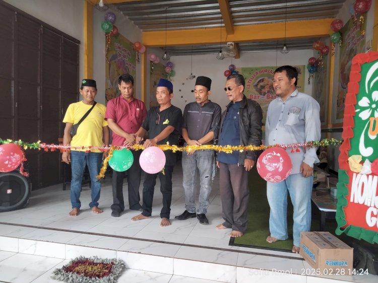 H Toha, Pemilik Es Teler Sultan, Resmi Membuka Es Teler Dengan Konsep Unik Yang Menghadirkan Durian Full Di Dalam Setiap Porsinya Pada Jumat (28/02). Sofia/RMOLJawaTengah