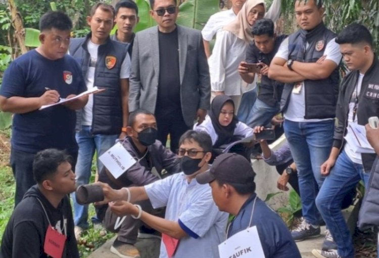 Tersangka Kasus Dugaan Penganiayaan Darso, AKP Hariyadi Dalam Rekonstruksi Memperagakan Pemukulan Terhadap Korban 