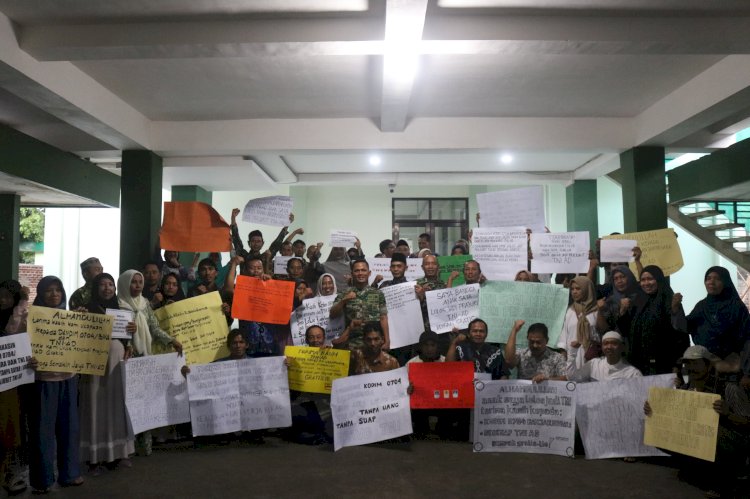 Puluhan Warga Bawa Poster Datangi Kodim 0704/Banjarnegara. Istimewa
