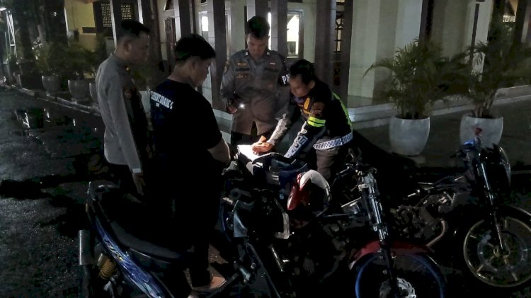 Polisi saat mengamankan para pelaku beserta barang bukti kendaraan untuk balap liar, Minggu (2/3) Dok Polres Grobogan