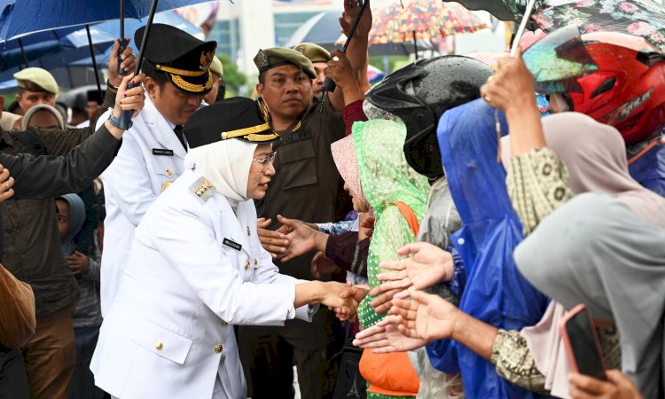Masyarakat sambut kedatangan Bupati Banjarnegara, dr. Amalia Desiana usai mengikuti retret di Akmil Magelang. Arief Ferdianto/RMOLJateng