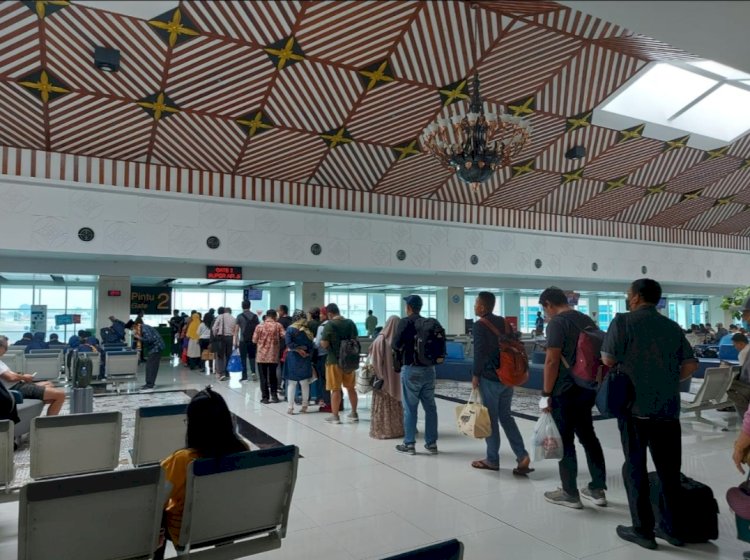 Antrian Penumpang Di Bandara Adi Soemarmo. Dokumentasi