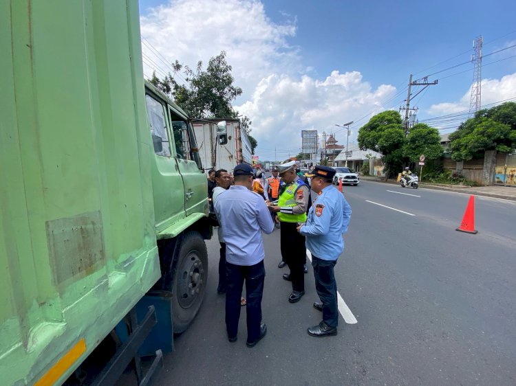 Pemkot Semarang dan Polrestabes Semarang dirikan posko pengawasan dan pemantauan di Silayur untuk mencegah terjadinya kecelakaan (Dok. Pemkot Semarang)