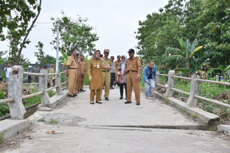 Bupati Sukoharjo Etik Suryani Melakukan Peninjauan Langsung Ke Sejumlah Lokasi Terdampak Di Tiga Titik Berbeda, Senin (03/03). Istimewa