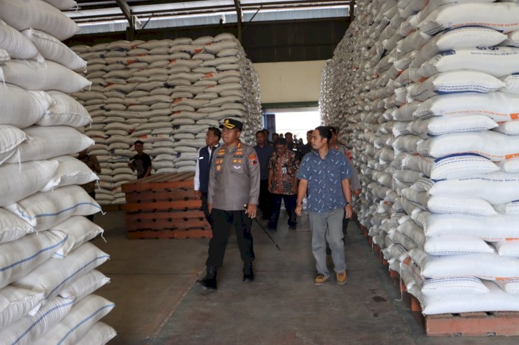 Kapolres Tegal AKBP Andi M Indra Waspada Amirullah Pimpin Kegiatan Monitoring Dan Pengawasan Menjaga Stabilitas Harga Dan Ketersediaan Bahan Pokok Selama Bulan Ramadan 1446 H. Kegiatan Ini Dilakukan Di Sejumlah Lokasi Strategis Pada Selasa (04/03). Sofia/RMOLJawaTengah