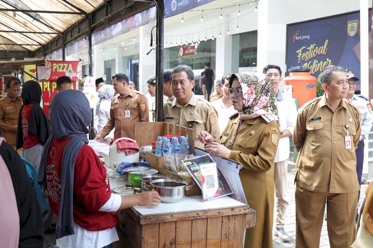 Bupati Sukoharjo Hj Etik Suryani, Secara Resmi Membuka Kampung Ramadan 2025 Yang Digelar Di Gedung Pusat Promosi Potensi Daerah (GP3D) Graha Wijaya, Dengan Serahkan Santunan Kepada Anak Yatim Piatu, Selasa (04/03). Dinas Kopumdag