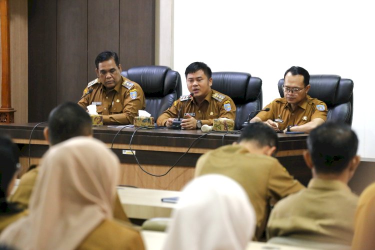 Bupati Ischak Di Hadapan Pejabat Pimpinan Tinggi Pratama Pemerintah Kabupaten (Pemkab) Tegal Dan Kepala Bagian Sekretariat Daerah (Setda) Serta Camat Di Ruang Rapat Bupati Tegal, Senin (03/03). Istimewa