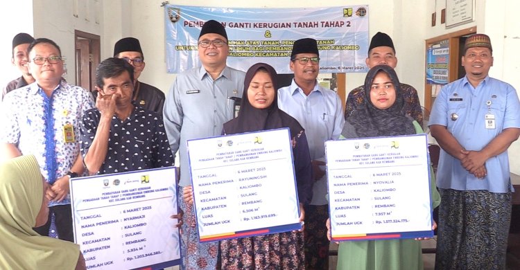 Tiga warga menerima secara simbolis ganti untung pembangunan Embung Kaliombo, Sulang. Yon Daryono/RMOLJateng 