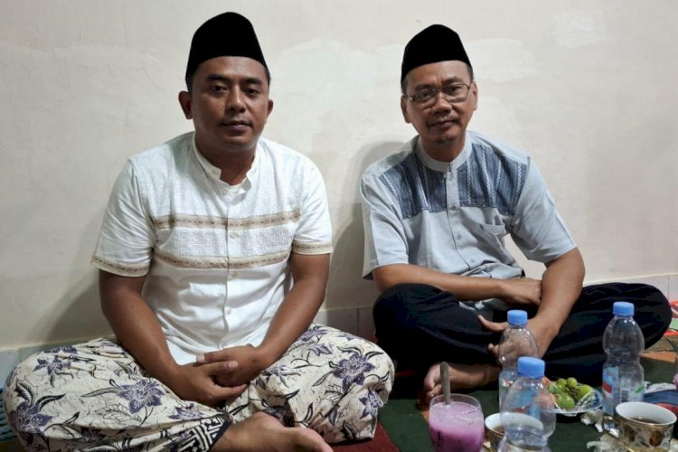 Kepala Dinas DPUPR Kabupaten Tegal Teguh Dwijanto Rahardjo (kana) dan Anggota Komisi III DPRD Kabupaten Tegal Muhammad Zainudin (kiri) di acara tarawih dan silaturahim (tarhim) di Desa Kedungjati, Kecamatan Warureja, Rabu (6/3/2025). Istimewa