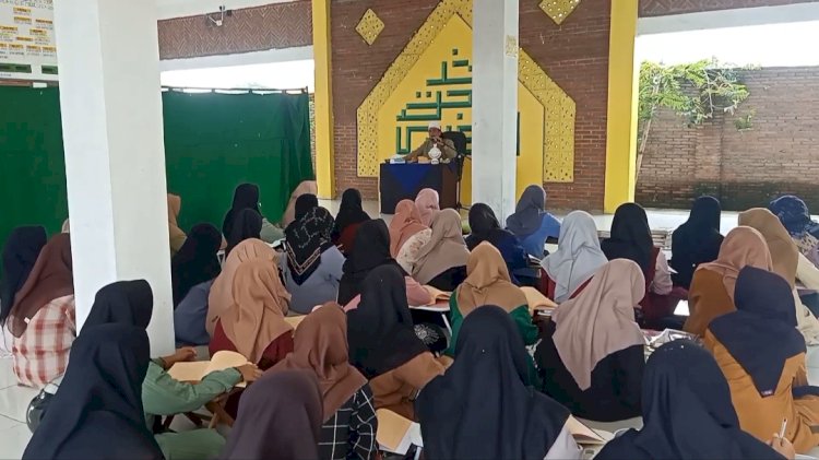 Para santri mengikuti ngaji kilatan di Ponpes Darul Falah Ki Ageng Mbodo Grobogan, Kamis (6/3) Rubadi/RMOLJateng.