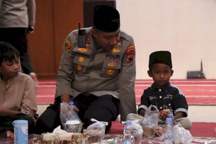 Kapolres Boyolali AKBP Rosyid Hartanto Memimpin Jajaran Polres Boyolali Menggelar Kegiatan Silaturahmi Dan Doa Bersama Bertajuk Sehari Satu Kebaikan Dengan Mengundang Anak-Anak Yatim Piatu Dari Yayasan Pamardi Utomo Boyolali, Kamis (06/03) Sore. Istimewa