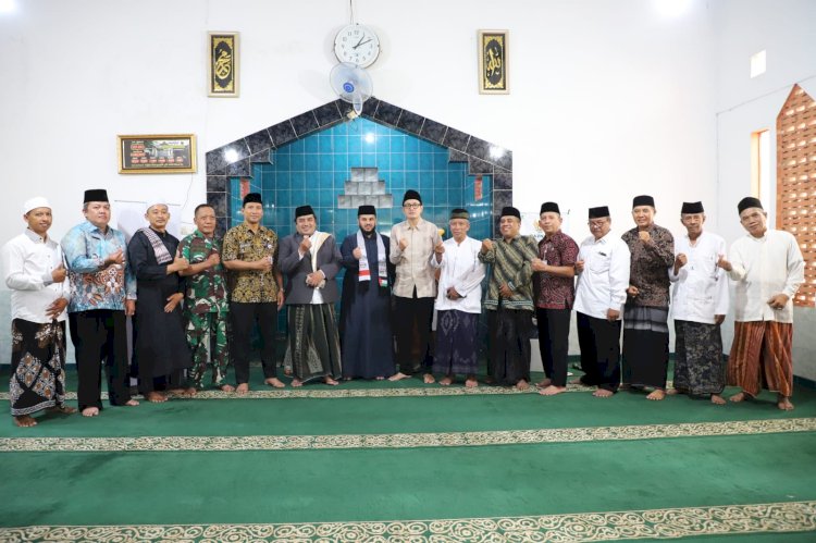 Wakil Bupati Purworejo Dion Agasi Setiabudi Menyerahkan Bantuan Untuk Palestina, Yang Diinisiasi Oleh Baznas Purworejo Di Masjid Jami An-Nur, Brengkelan, Kecamatan Purworejo, Jumat (07/03). Istimewa