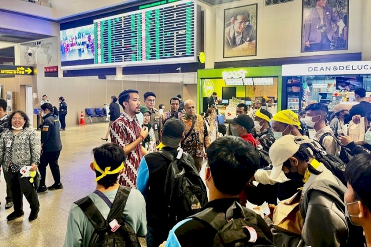 Sebanyak 46 Warga Negara Indonesia (WNI) Yang Diduga Menjadi Korban Tindak Pidana Perdagangan Orang (TPPO) Berhasil Dipulangkan Ke Tanah Air Setelah Sebelumnya Terjebak Di Wilayah Konflik Myawaddy, Myanmar, Tiba Di Bandara Soekarno Hatta, Jumat (21/02). Dokumentasi Media Justisia