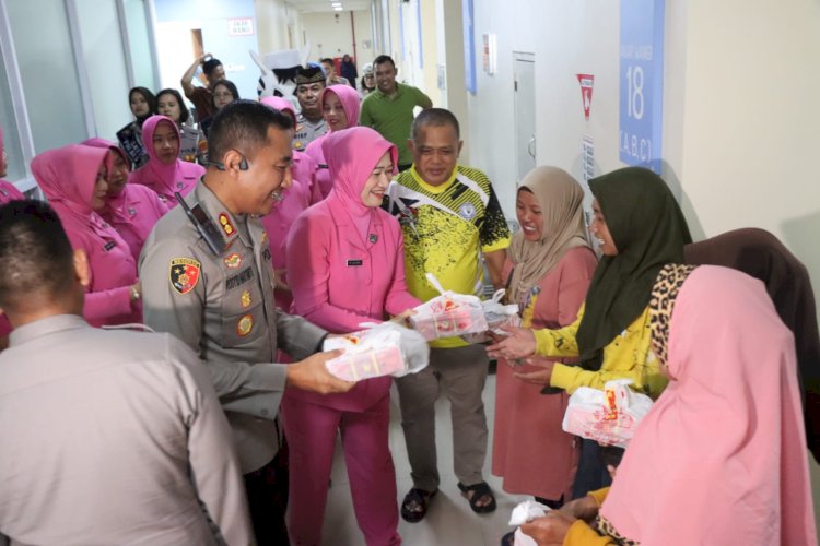 Aksi Sosial Polres Boyolali Dan Jajaran Bhayangkari: 700 Takjil Untuk Pasien Dan Keluarga Di RSUD Pandan Arang. Istimewa