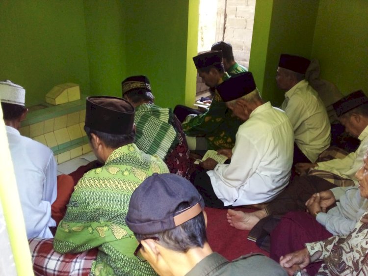 Sejumlah Anggota SI Kabupaten Banjarnegara Saat Ziarah Kubur Salah Satu Tokoh SI Banjarnegara Dalam Peringatan Wafatnya HOS Tjokroaminoto, Sabtu (08/03). Dokumentasi DPC SI Banjarnegara. 