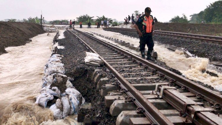 Petugas lakukan pengecekan jalur kereta api yang terendam, Minggu (9/3) pagi. Dok Istimewa.