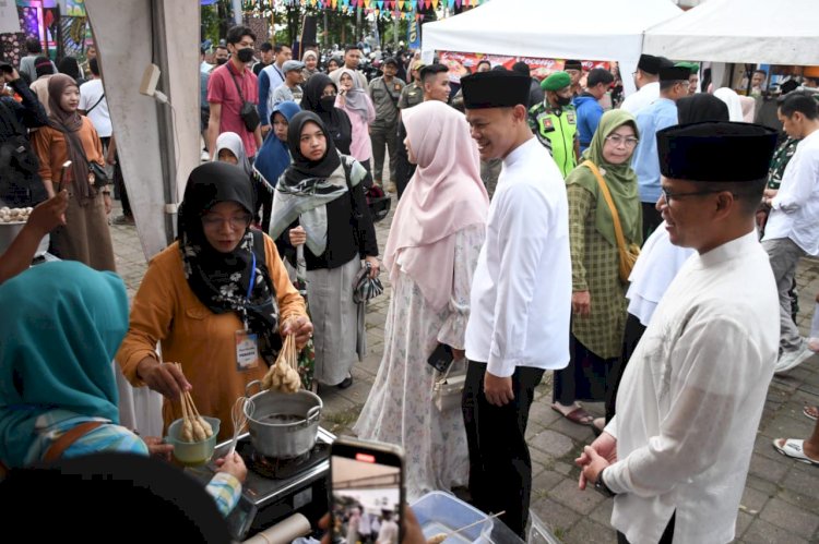 Bupati Purbalingga (berpeci) saat meninjau stand bazar ramadhan di taman Kota usman janatin, Minggu (9/3). Dok Pemkab Purballingga