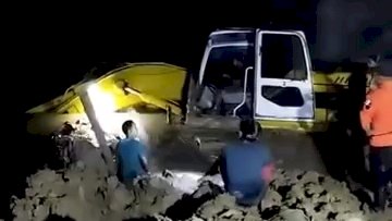 Alat berat yang rencananya digunakan untuk perbaikan tanggul Sungai Tuntang, 'ambles' karena kondisi tanah labil, Dok Istimewa