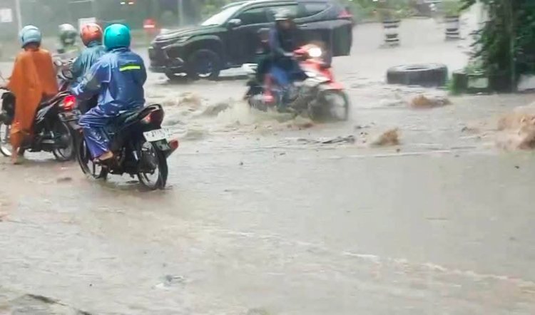 Hujan Deras Mengguyur Semarang, Senin (10/3) Mengakibatkan Timbulnya Genangan Banjir Di Berbagai Wilayah. Dokumentasi M.I.K Semar