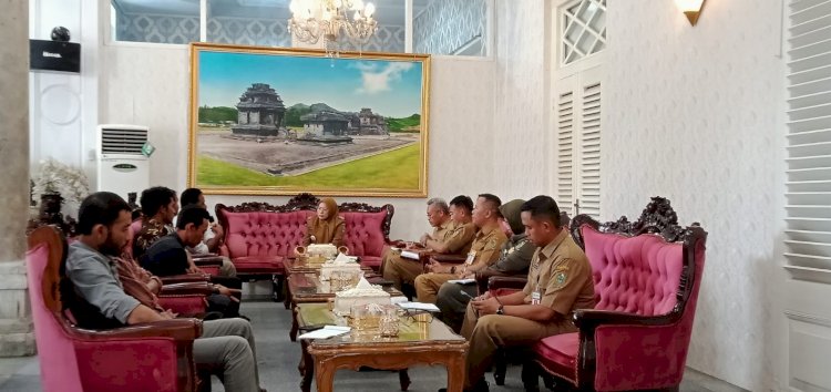 Sejumlah Perwakilan Warga Terdampak Kerusakan Hutan Saat Mengadu Kepada Bupati Banjarnegara Didampingis Sejumlah Pejabat Di Pringgitan Rumah Dinas Bupati, Senin (10/03). Gatot HC/RMOLJawaTengah