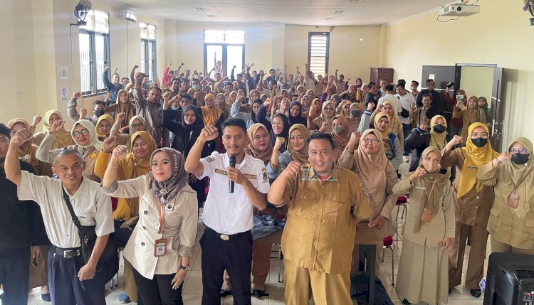 Sejumlah anggota Forum CPPPK Kabupaten Banjarnegara berfoto usai musywarah penolakan penundaan pelantikan dna bersiap menuju Jakarta, Senin (10/3). Gatot HC/RMOLJateng
