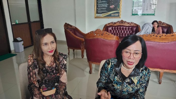 Kuasa Hukum Asri Purwani (Berkacamata) Bersama Korban. Dian Tanti Burhani/RMOLJawaTengah
