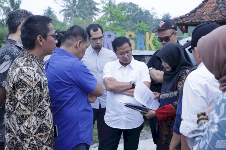 Komisi A DPRD Jateng lakukan tinjauan batas wilayah di sekitar Kali Krasak perbatasan Magelang dan Sleman, Yogyakarta (Dok. DPRD Jateng)