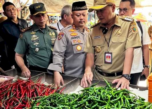 Bupati Wonogiri, Setyo Sukarno didampingi oleh Kapolres Wonogiri, AKBP Jarot Sungkowo, dan Dandim 0728/Wonogiri, Letkol Inf Edi Ristriyono, serta Satgas Pangan Kabupaten Wonogiri saat sidak di Pasar Kota Wonogiri, Selasa (11/3). Istimewa