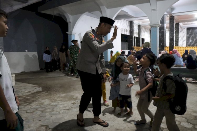 Kapolres Boyolali AKBP Rosyid Hartanto Gelar Tarawih Keliling (Tarling) Dan Ajak Warga Jaga Kamtibmas Di Masjid Wali Barokah, Dukuh Kebakan, Desa Metuk, Kecamatan Mojosongo, Boyolali, Pada Selasa (11/03) Malam. Istimewa