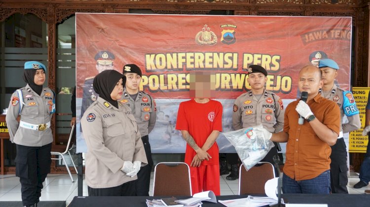 Kasi Humas Polres Purworejo AKP Ida Widaastuti Dan Kasat Narkoba Polres Purworejo AKB Primadhana Dalam Konferensi Pers Polres Purworejo Pada Rabu, (12/03) Tentang Keberhasilan Satuan Reserse Narkoba (Satresnarkoba) Polres Purworejo Mengungkap Kasus Peredaran Gelap Narkotika Jenis Sabu Di Wilayah Purworejo Januari 2025 Lalu. Achmad Luthfi Khakim/RMOLJawaTengah