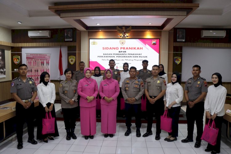 6 (Enam) Anggota Polres Boyolali Bersama Calon Istrinya Masing-Masing Selesai Mengikuti Sidang Pranikah BP4R (Badan Pembantu Penasehat Perkawinan, Perceraian, Dan Rujuk) Sebagai Langkah Awal Untuk Mengakhiri Masa Lajang Mereka Pada Rabu (12/03). Istimewa