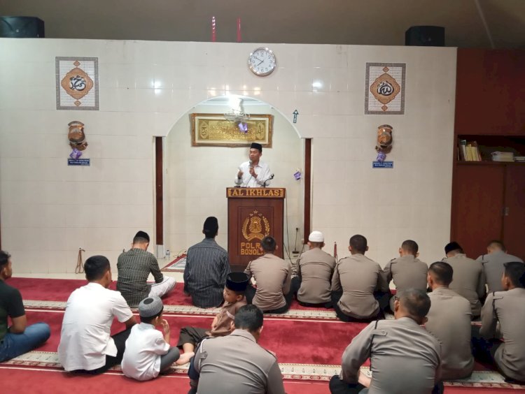 Tausiyah Disampaikan Oleh Aipda Haryono, Kanitbinmas Polsek Boyolali Kota Polres Boyolali Dalam Rangkaian Kegiatan Ibadah Yang Penuh Khidmat Di Masjid Al-Ikhlas Dalam Markas Polres Boyolali, Rabu (12/03). Istimewa
