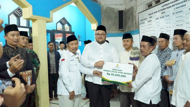 Wakil Bupati Purablingga (Kiri) Saat Menyerahkan Bantuan Untuk RTLH Usai Tarling Di Desa Metenggeng, Bojongsari Belum Lama Ini. Dokumentasi Kominfo Purbalingga 