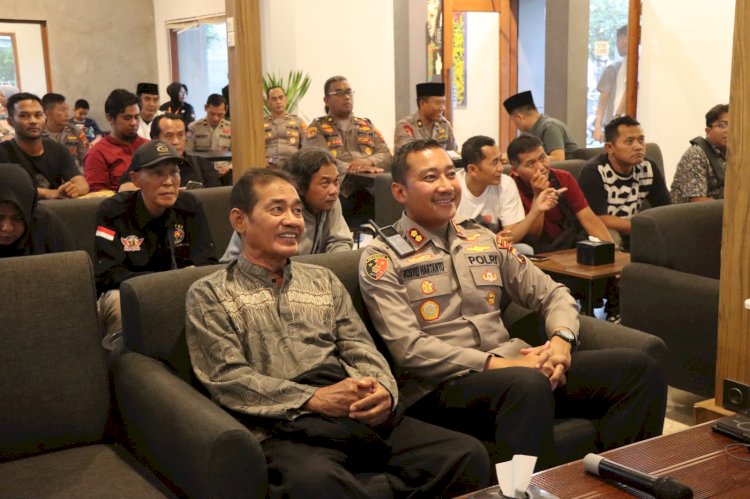 Kapolres Boyolali AKBP Rosyid Hartanto Menghadiri Zoom Meeting Dalam Rangka Kegiatan Pembagian Takjil Dan Buka Puasa Bersama Wakapolri Dengan Dewan Pers, Pimpinan Redaksi Media, Dan Wartawan Di Skapat Coffee, Jalan Tentara Pelajar, Desa Kiringan, Kecamatan Boyolali, Kamis (13/03).