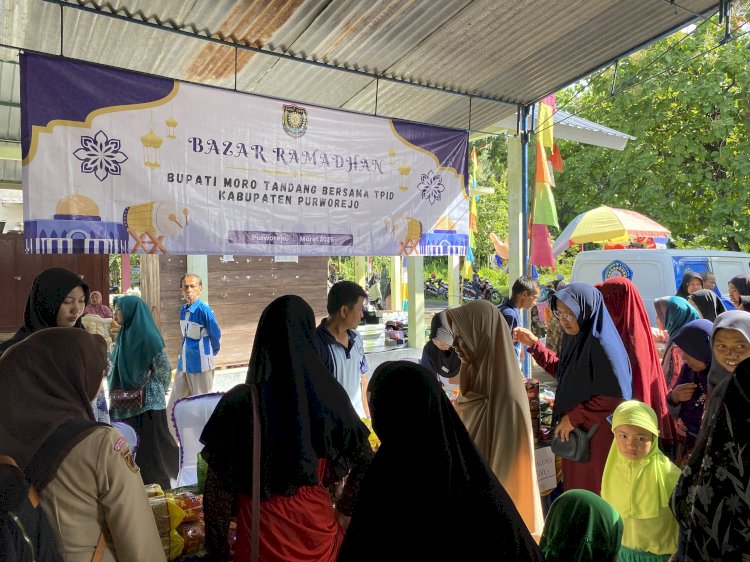 Bazar Ramadan Bupati Moro Tandhang Hadir Di Desa Kalikotes Pituruh Purworejo. Istimewa