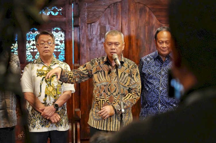 Menteri Perhubungan Dudy Purwagandhi Bicara Kepada Awak Media Setelah Melaporkan Hasil Survei Badan Kebijakan Transportasi (BKT) Kepada Presiden Dan Stakeholders Pada Jumat (14/03). Humas Kemenhub