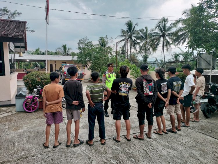 Sembilan Remaja Yang Kedapatan Menggunakan Knalpot Brong Saat Mendapatkan Peringatan Dan Pembinaan Dari Kapolsek Punggelan, Jumat (14/03. Dokumentasi Humas Polres Banjarnegara  