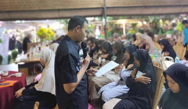 Psikolog Klinis RSUD Banjarnegara, Ibnu Sina Saat Memberikan Mengajak Peserta Untuk Mengenali Diri Sendiri, Sabtu (15/03). Dokumentasi KRTK Banjarnegara 