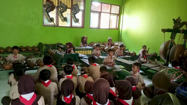 Sejumlah Siswa SDN Blimbing Mandiraja Saat Berlatih Karawitan Disekolah Belum Lama Ini. Dokumentasi SDN Blimbing Mandiraja