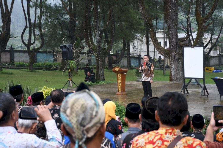 Bupati Purbalingga saat menjelaskan program Purbalingga BARU dihadapan seluruh Kades dan Lurah se Kabupaten Purbalingga, Minggu (16/3). Dok Humas Protokol Kabupaten Purbalingga