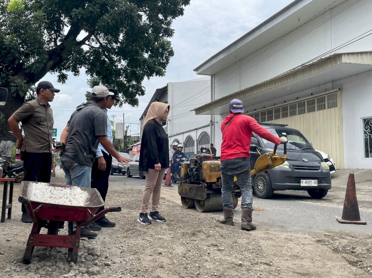 Bupati Etik Suryani Monitoring Tiga Lokasi, DPUPR Sukoharjo Lakukan Tambal Jalan Rusak. Istimewa