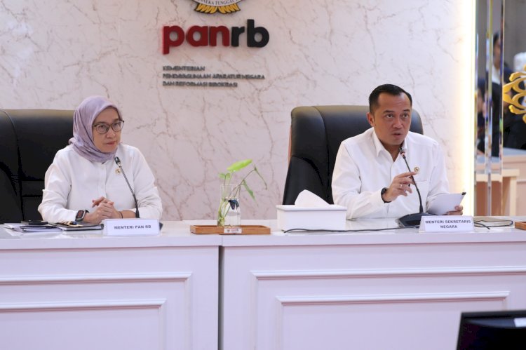 Menteri Sekretaris Negara Prasetyo Hadi, saat konferensi pers pengangakatan CASN 2024 bersama Menteri Pendayagunaan Aparatur Negara dan Reformasi Birokrasi (PANRB) Rini Widyantini, di Jakarta, Senin (17/3). (HUMAS MENPANRB)