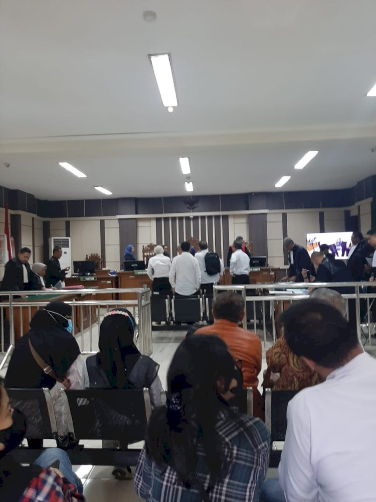 Mantan Calon Wakil Bupati (Cawabup) Purbalingga, Zaini Makarim Supriyatno, Menjalani Sidang Perdana Terkait Dugaan Korupsi Pembangunan Jembatan Merah Sungai Gintung, Purbalingga Di Pengadilan Tipikor Semarang, Senin (17/03). Sidang Tersebut Dipimpin Oleh Hakim Ketua Siti Insirah. Istimewa
