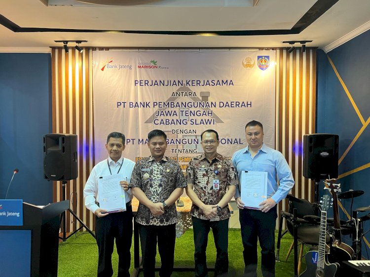 Bupati Tegal, Ischak Maulana Rohman, Sekretaris Daerah Kabupaten Tegal, Amir Makhmud, Pemimpin Bank Jateng Cabang Slawi, Setiyo Aji, Dan Perwakilan PT Maris Bangun Nasional Berfoto Bersama Usai Penandatanganan Perjanjian Kerja Sama Antara Bank Jateng Cabang Slawi Dan PT Maris Bangun Nasional Di Kantor Bank Jateng Cabang Slawi Selasa, (11/03). Istimewa