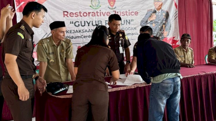 Pelaku dan korban pencurian amplifier menandatangani penyelesaian restoratif justice di Balaidesa Pendem Ngaringan Grobogan, Dok Kejari Grobogan.