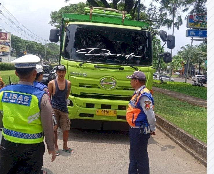 Petugas Gabungan Dishub Kota Semarang Dan Kepolisian Tegas Menindak Pelanggaran Truk Di Silayur. Dokumentasi Dishub Kota Semarang